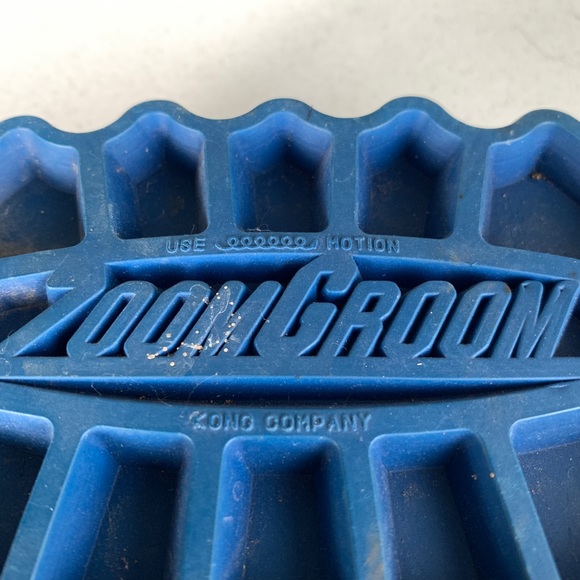 [Free If You Bundle $15+] Kong Nubby Zoom Groom ZoomGroom + Plastic Curry Brush - Picture 7 of 11